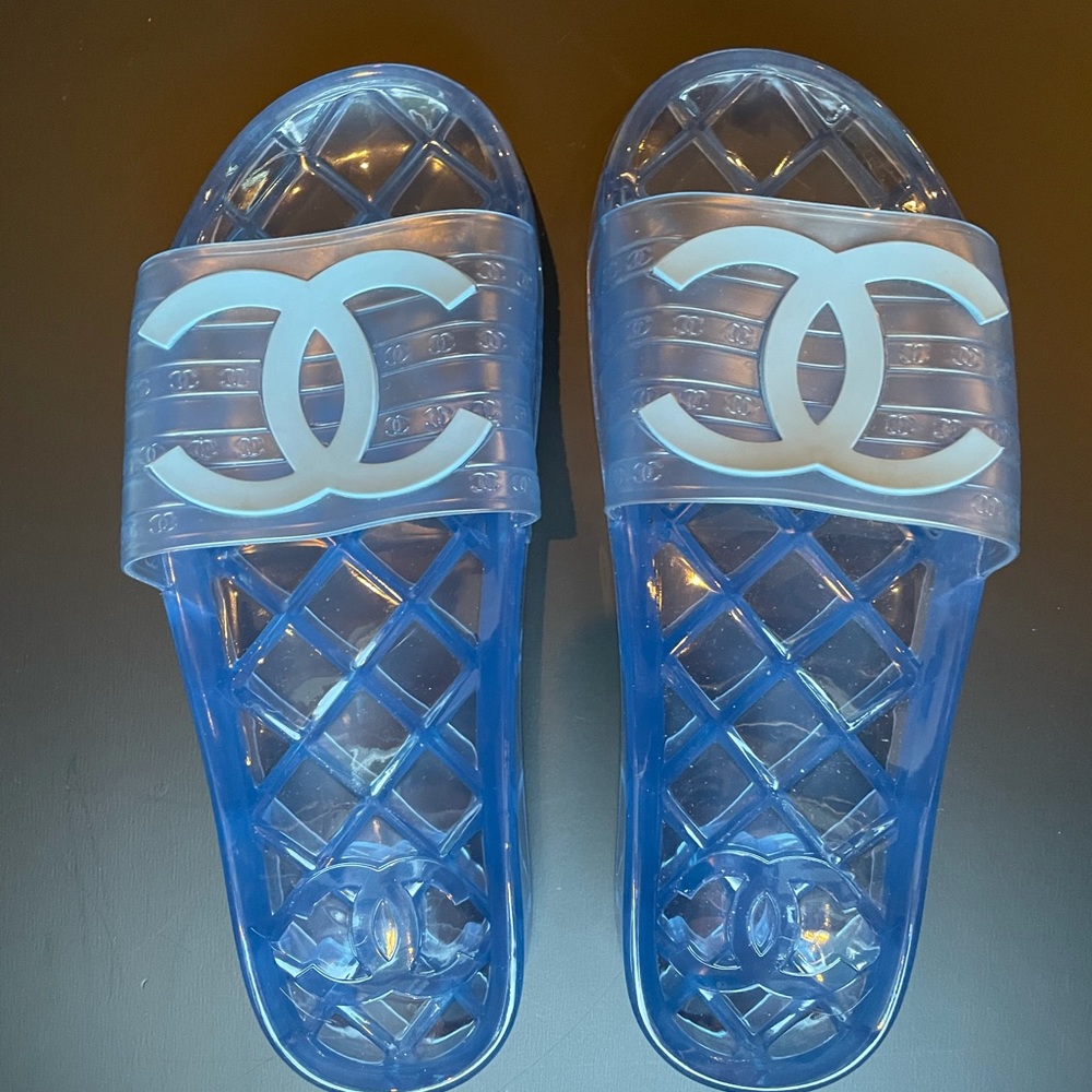 CHANEL Interlocking CC Logo Rubber Slides (39) - Picture 6 of 11